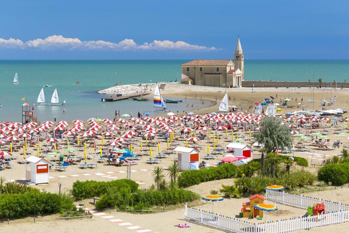 Ampio Bilocale Caorle Lungomare Levante Buitenkant foto
