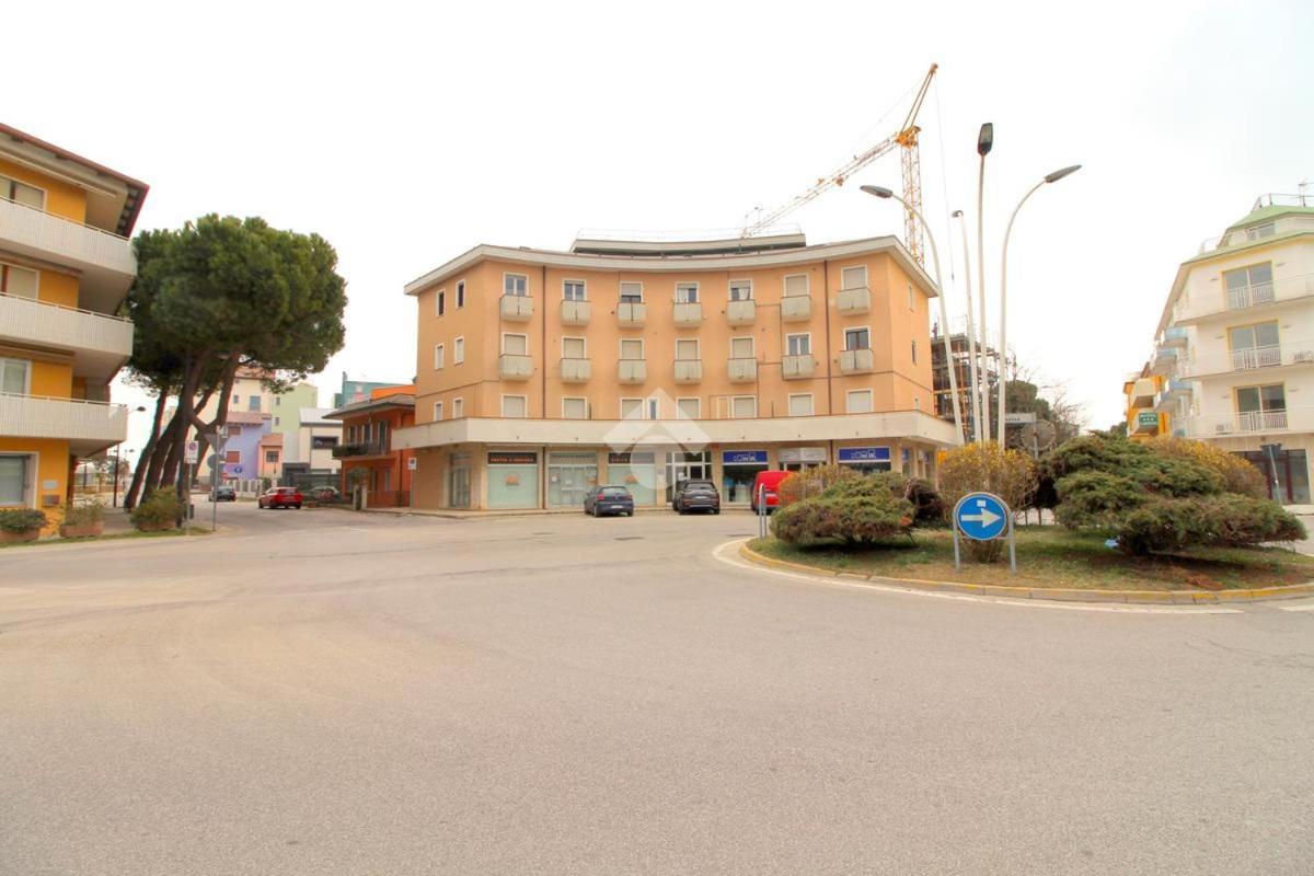 Ampio Bilocale Caorle Lungomare Levante Buitenkant foto